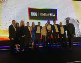 888casino receiving EGR award